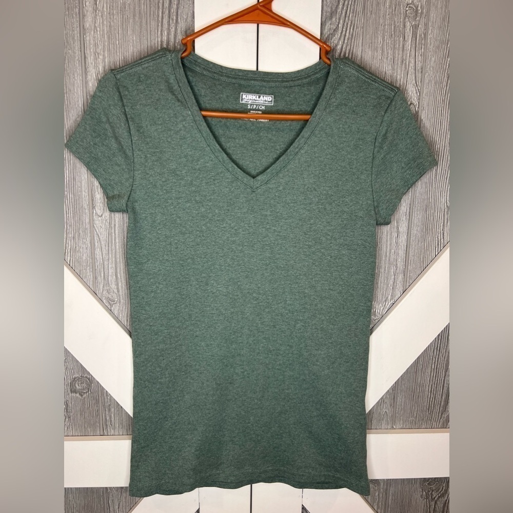 BAG032. Kirkland Signature Women's Sage Green Cotton V-Neck T-Shirt Small - Picture 3 of 4